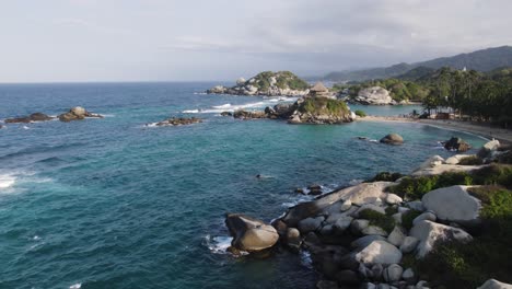 Vista-Aérea-Baja-Sobre-La-Costa-Rocosa-De-Cabo-San-Juan-En-Tayrona,-Colombia