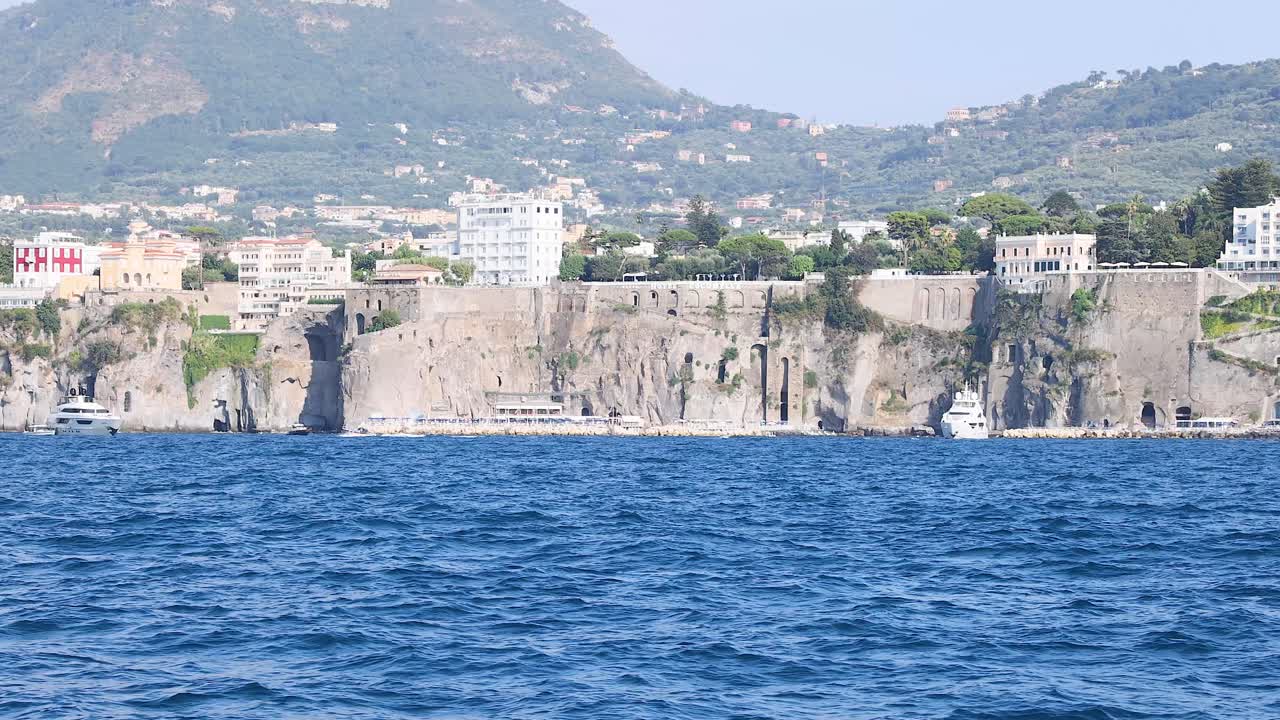 vista panorámica de la costa y los acantilados de sorrento