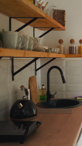 cocina con utensilios en el hotel glamping. habitación luminosa con elementos decorativos para una estancia cómoda para los turistas. revisión de alojamiento para alquilar para visitantes