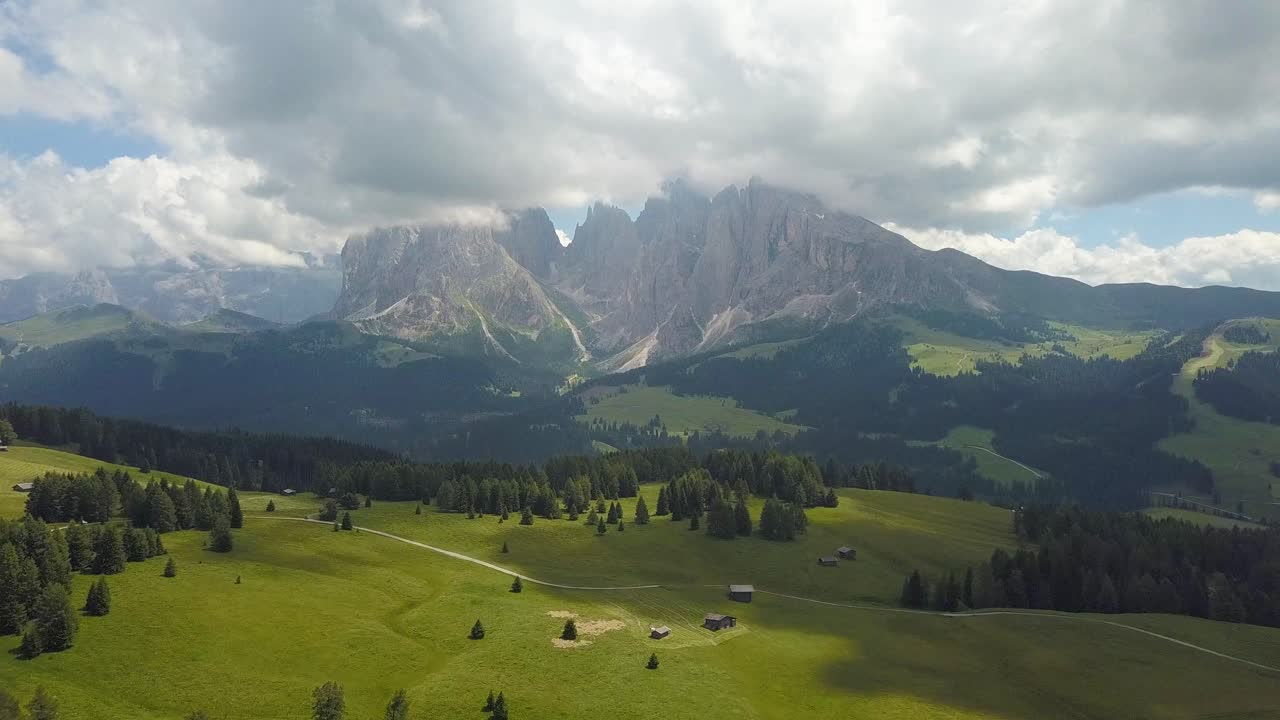 alpe di siusi, ortisei, italia에서 백운석 산의 공중을 보여줍니다.