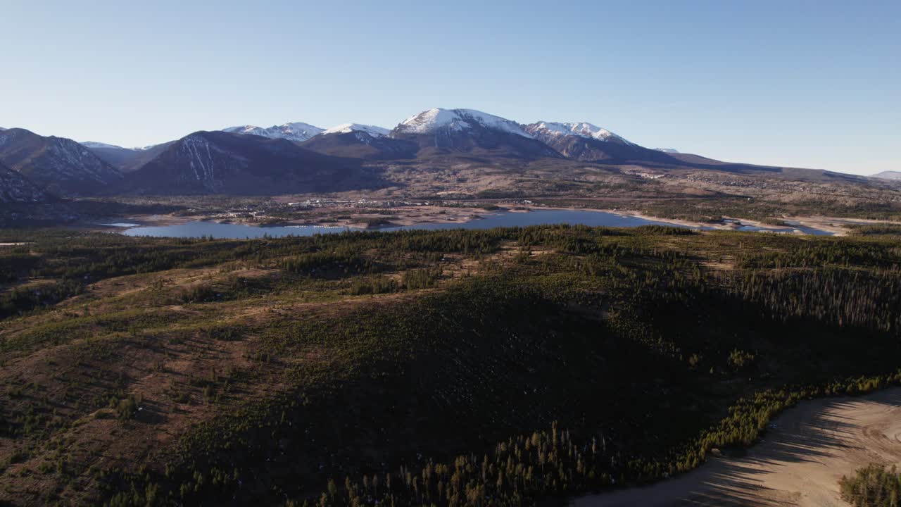콜로라도 사파이어 포인트 근처의 딜런 저수지 호수 반도를 드러내기 위해 고산 언덕 위를 날다