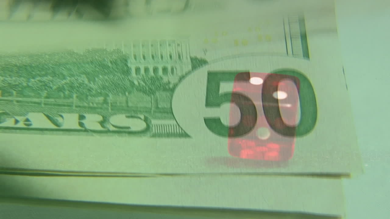 ⁇ 은 주사위와 종이 지폐