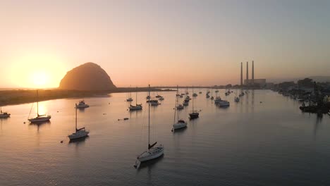 Flotando-Tranquilamente-Sobre-El-Puerto-De-Morro-Bay-California-Esperando-La-Puesta-De-Sol