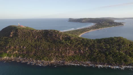 Promontorio-Barrenjoey-Con-Faro-Y-Playa-En-Palm-Beach,-Nsw,-Australia