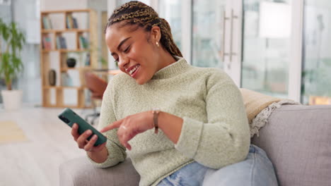 Entspannen-Sie-Sich,-Frau-Auf-Couch-Und-Smartphone-Mit-Lächeln