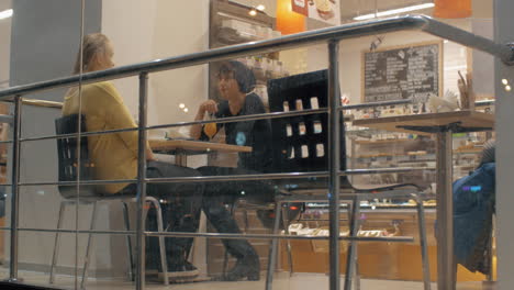 amigas chismoseando en el café.