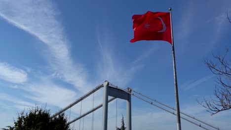 la bandera de turquía ondeando en el viento, el puente fatih sultan mehmet, estambul