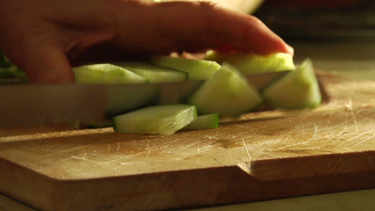 칼로 손 슬라이스 오이