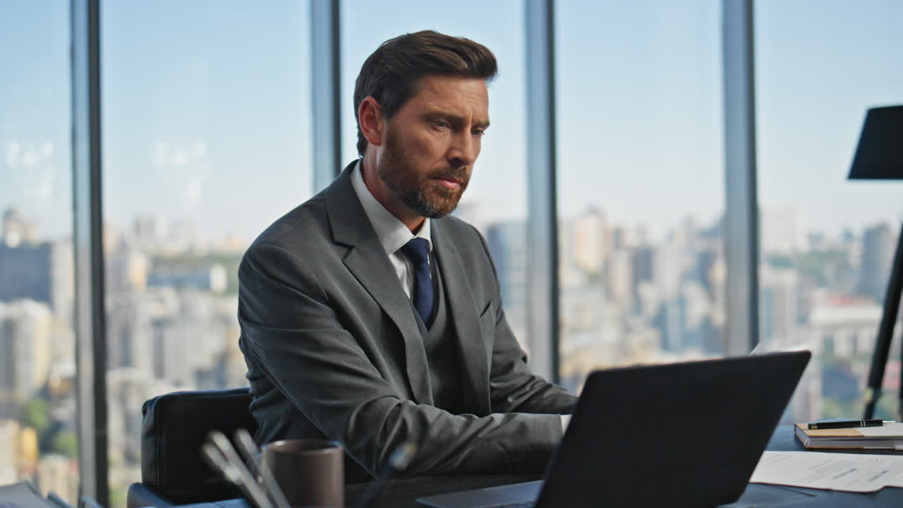 gerente de oficina hablando con la computadora en el escritorio de primer plano. ocupado director ejecutivo de mediana edad trabajando