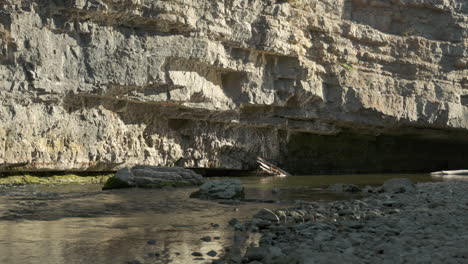 Muro-De-Piedra-Caliza-En-El-Desfiladero-De-Wutach,-Alemania,-Con-Agua-Corriente-En-Primer-Plano-En-Un-Hermoso-Estado-De-ánimo-Matutino-Y-Sol-Matutino