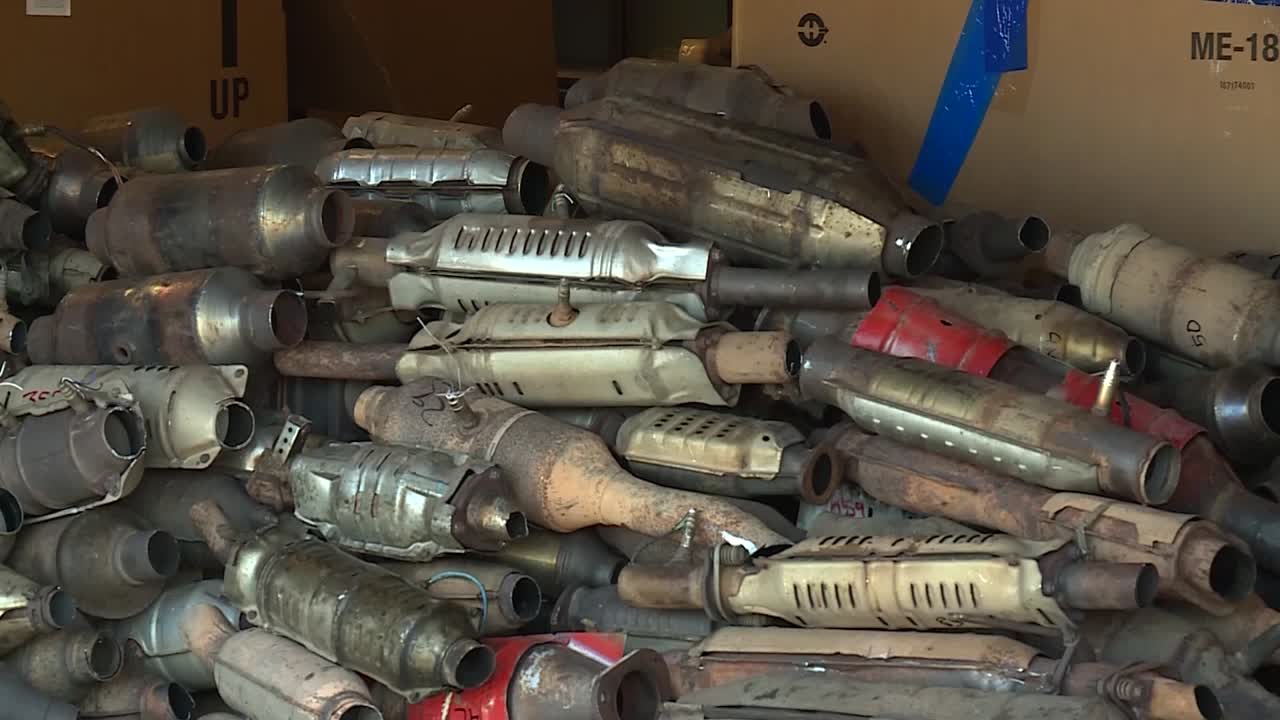 inclinación hacia arriba de un montón de convertidores catalíticos robados usados