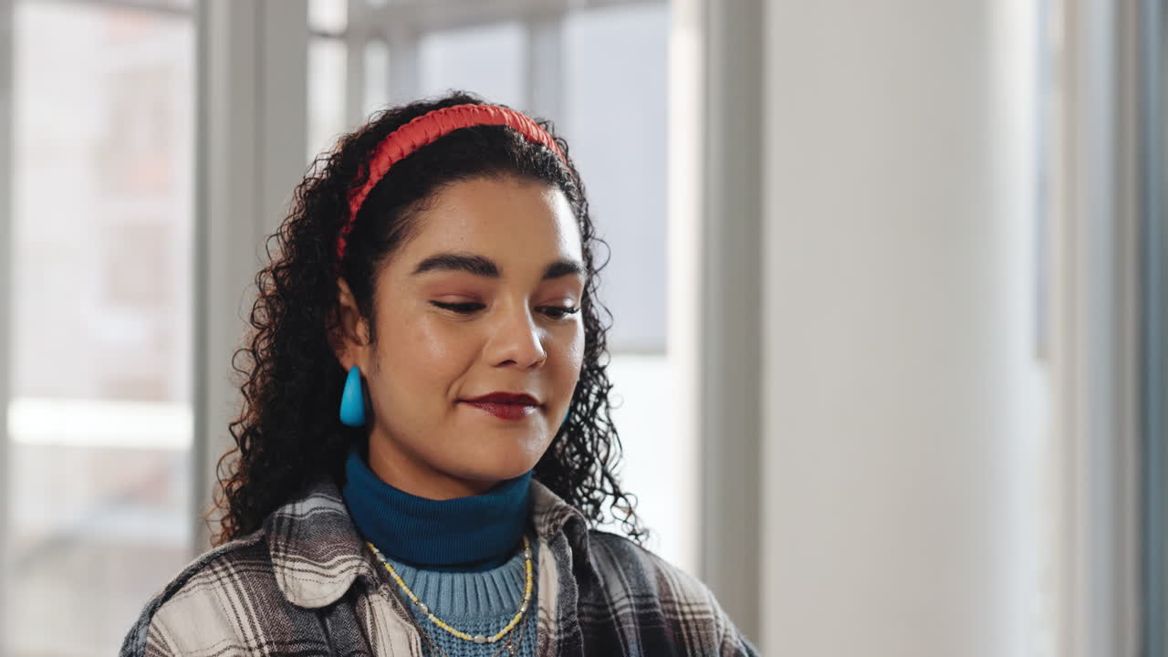 웃는 여자 의 초상화 와 곱슬 머리