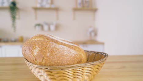 una mujer viene por pan de centeno en un acercamiento de mesa de madera moderna