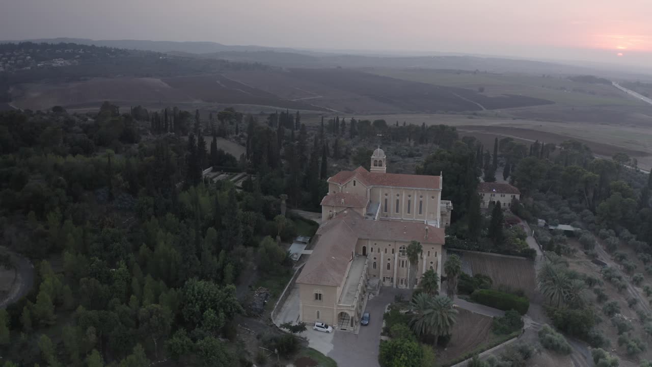 해가 뜨고 해가 지는 순간 에 수도원 의 공중 사진