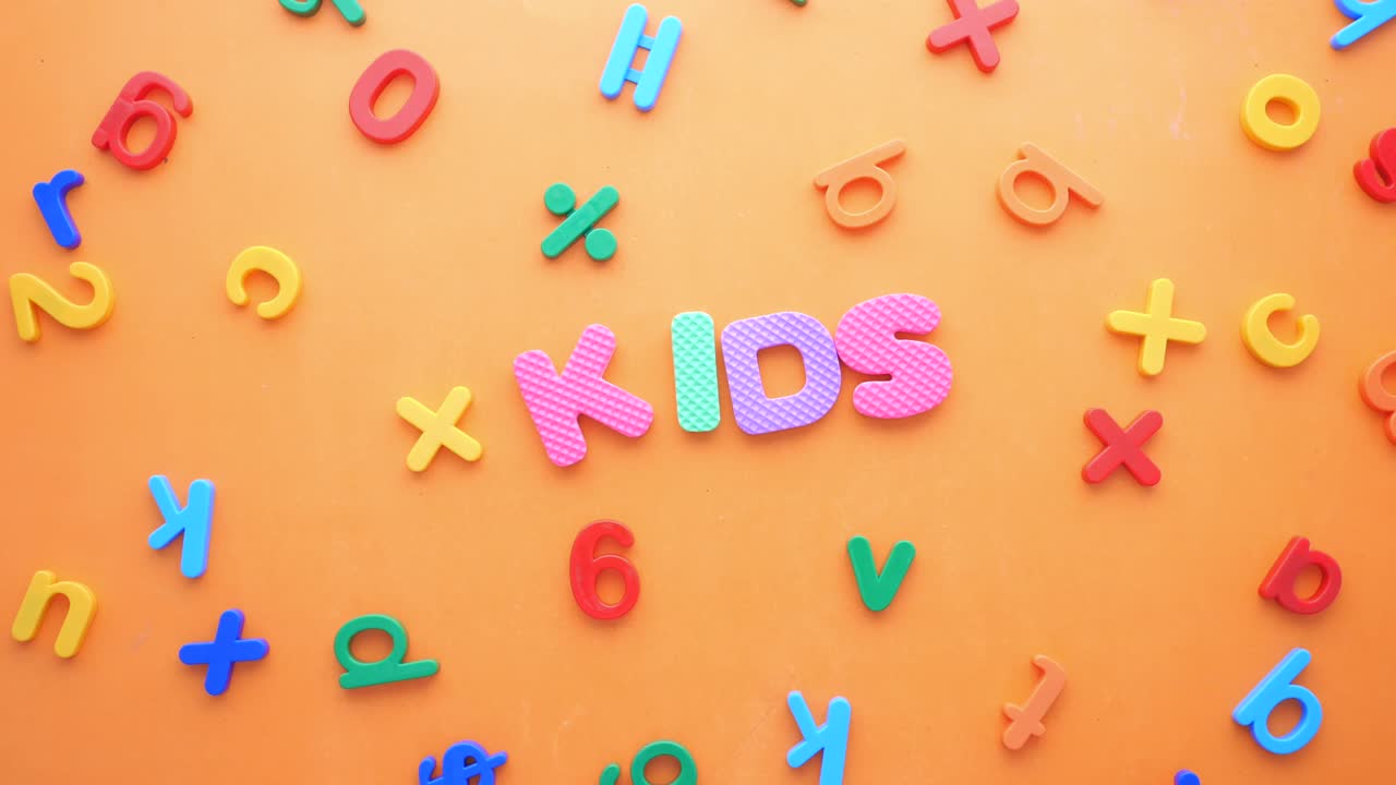 letras y números coloridos para niños