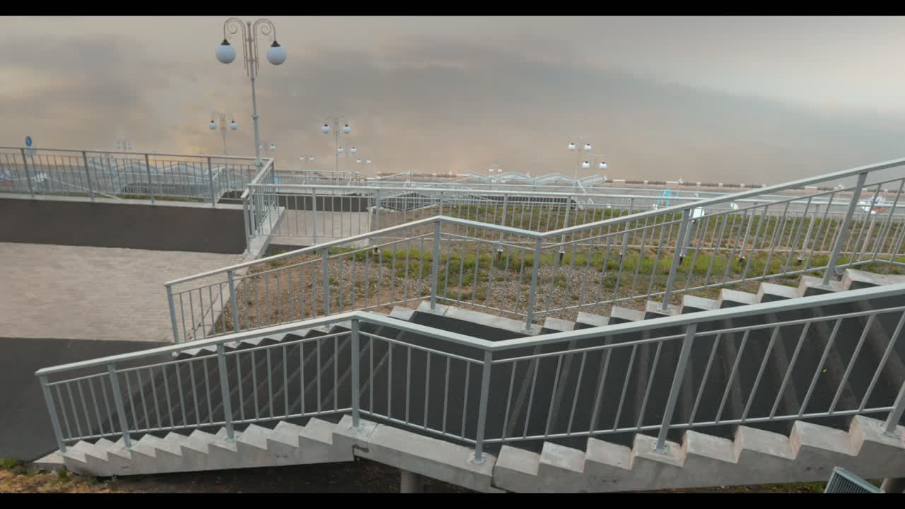 una mujer subiendo escaleras.