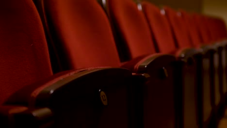 Pulling-focus-on-one-theatre-seat-in-row-of-empty-seats