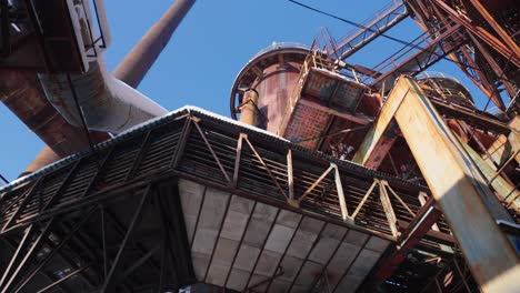 área de alto horno industrial en ruinas. movimiento de la cámara de panorámica