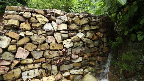 Técnica-De-Recolección-De-Agua-De-Lluvia-Esta-Técnica-Se-Adopta-Para-Ahorrar-Agua-Que-Se-Desperdicia-A-Través-De-Laderas,-Ríos,-Nalas