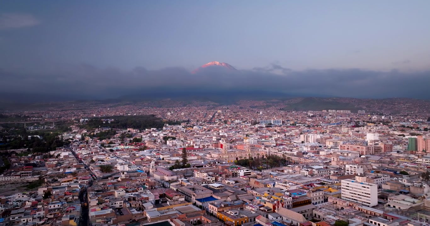 Vista aérea panorámica de la ciudad de Arequipa con la Basílica Catedral en el centro.