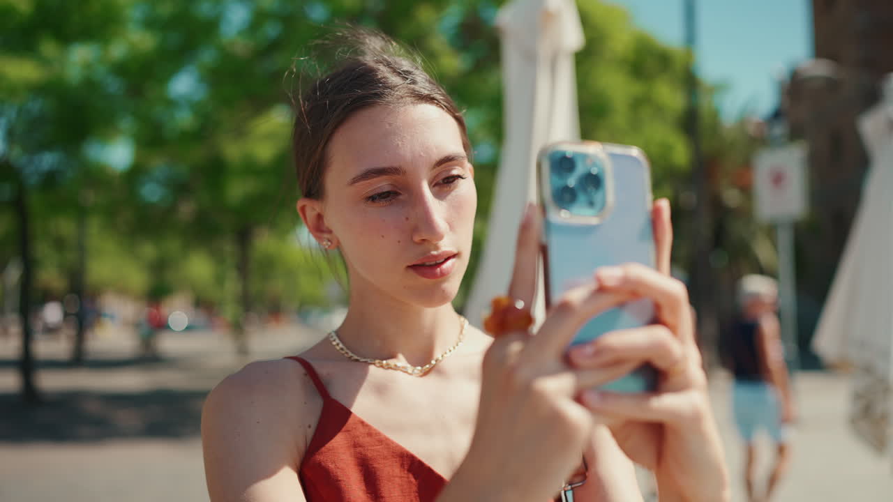 mujer tomando una selfie al aire libre