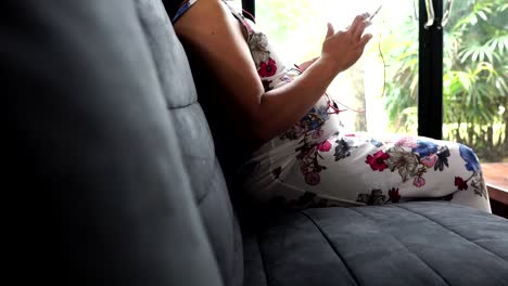 las mujeres embarazadas son un bebé que está en su vientre, escuchando música relajante en auriculares