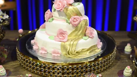 Close-to-beautiful-wedding-candies-finished-with-the-details-of-the-cake,-the-miniature-grooms-on-the-top-give-a-very-special-charm