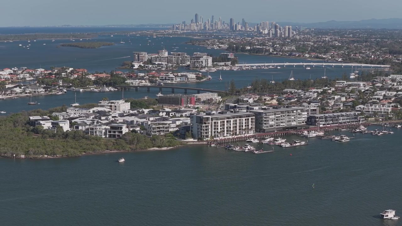 Sông Coomera gần Paradise Point với đường chân trời Gold Coast ở phía sau, tại Queensland, Úc. Cảnh quay trên không.