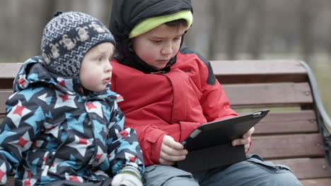 hermanos con una tableta