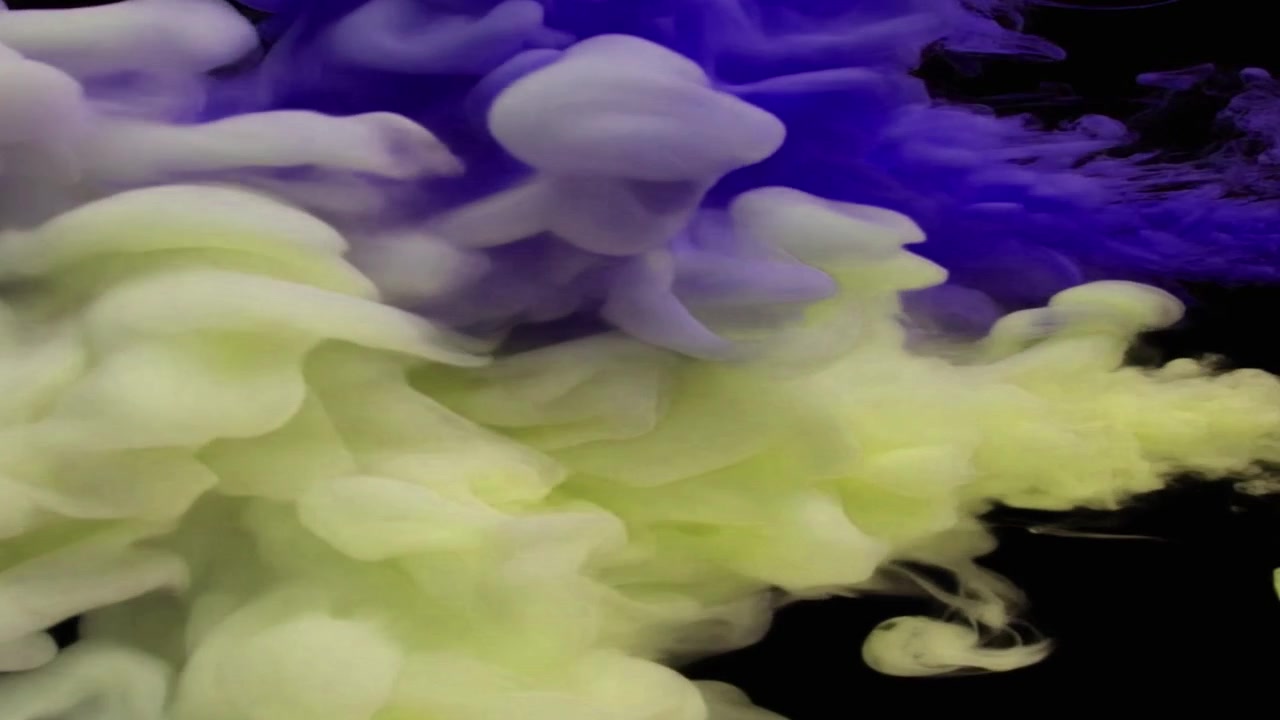 Nuvole di inchiostro viola e giallo che turbinano nell'acqua