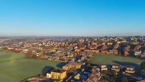 La-Vista-Invernal-Desde-Un-Dron-Captura-El-Típico-Desarrollo-De-Viviendas-Propiedad-Del-Consejo-Urbano-Del-Reino-Unido-En-Dewsbury-Moore-Council-Estate,-Con-Casas-Adosadas-De-Ladrillo-Rojo-Y-El-Yorkshire-Industrial.