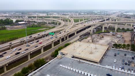 Vista-Aérea-De-Varias-Autopistas-Muy-Transitadas-Que-Se-Cruzan,-En-Un-Día-Nublado,-En-60-Fotogramas