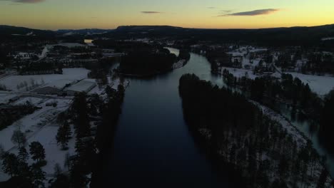 Gelber-Himmel-über-Fluss-Umgeben-Von-Wald,-Antenne-Nach-Vorn