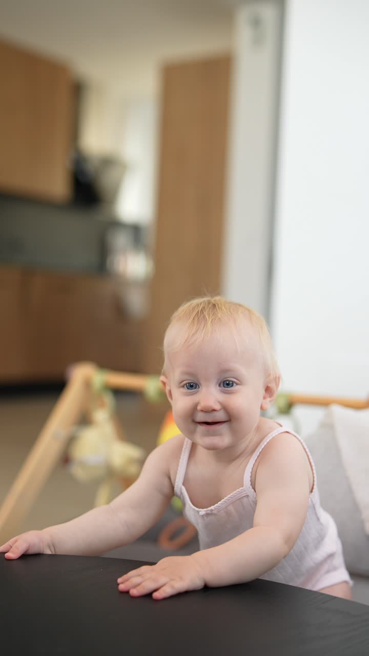 niña jugando en una mesa de la cocina