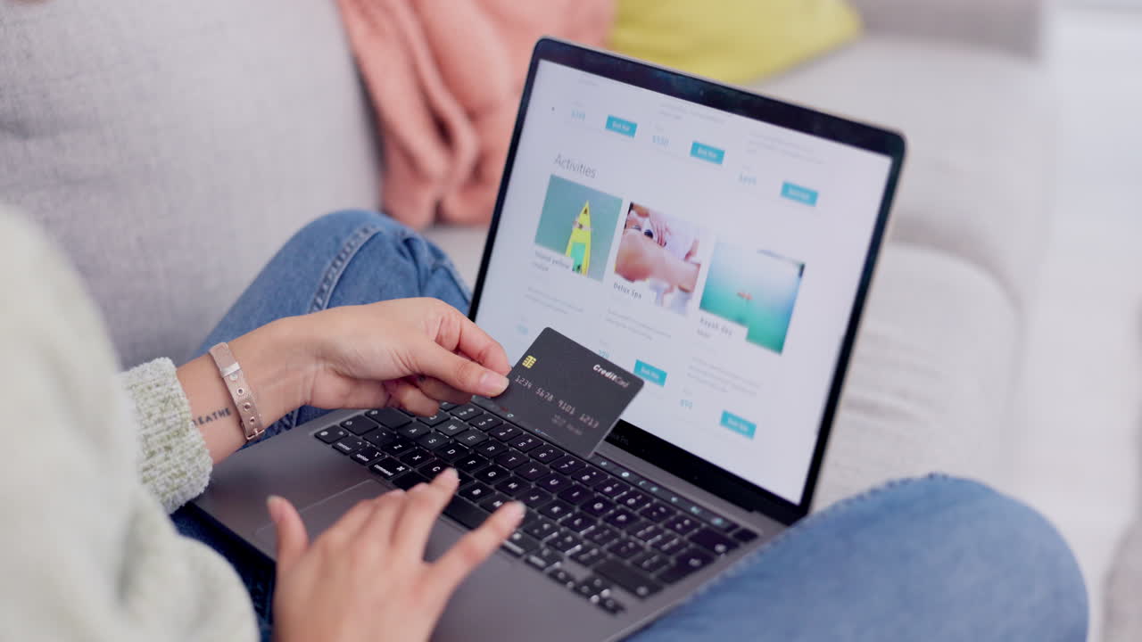 tarjeta de crédito, viajes y mujer en la reserva de computadora portátil