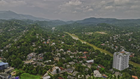 Kandy-Sri-Lanka-Vistas-Aéreas-V4-Panorámicas-Sobrevuelo-Con-Drones-A9-Katugastota-Rd-Capturando-El-Suburbio-De-Wattarantenna-Junto-Al-Río,-El-Río-Mahaweli-Y-El-Paisaje-De-Colinas---Filmado-Con-Cine-Mavic-3---Abril-De-2023