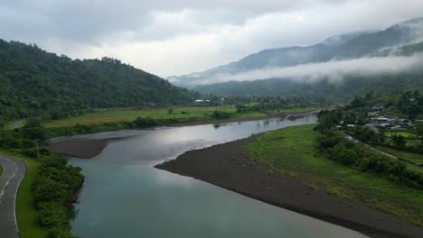 Naturaleza-Serena-Con-Río-Y-Exuberantes-Montañas-Forestales-Cerca-Del-Pueblo-Rural-En-Catanduanes,-Filipinas