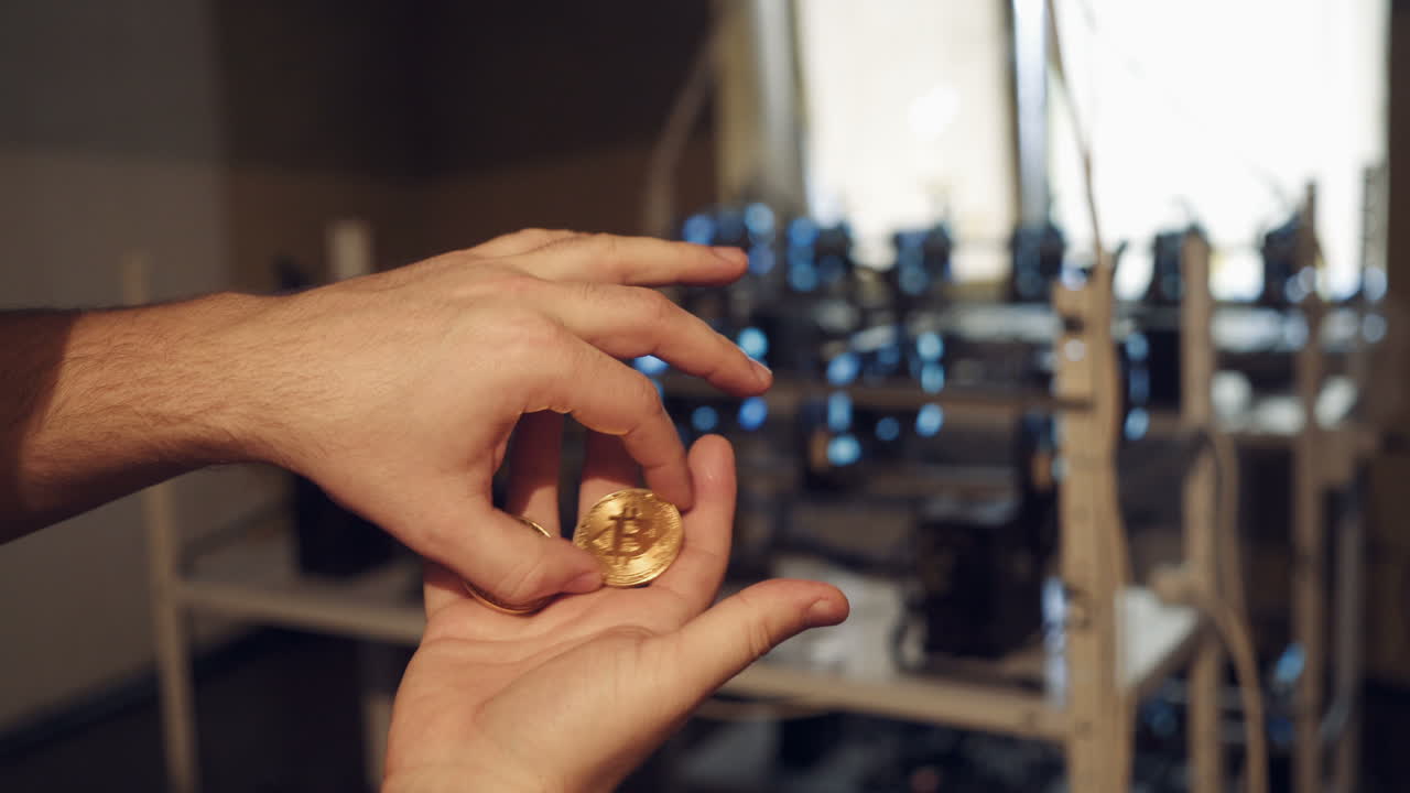 Moneta Bitcoin d'oro di criptovaluta nella mano di un uomo. Simbolo di criptovaluta. Denaro virtuale elettronico per web banking e pagamenti di rete internazionali.