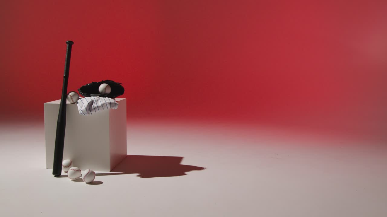 vida muerta de estudio de béisbol con receptores de pelota de murciélago, guantes y camiseta del equipo con iluminación roja