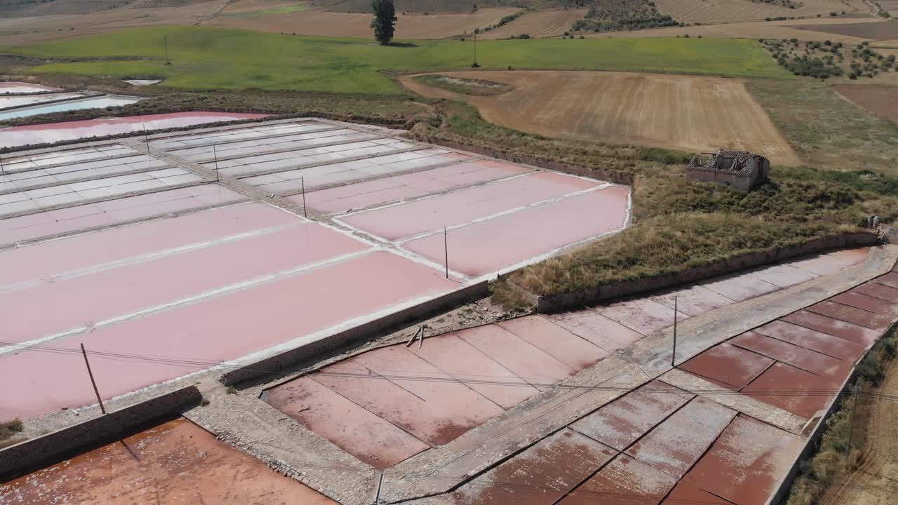 panorámica aérea sobre las instalaciones de salinas de imon, con colores intensos en los secaderos