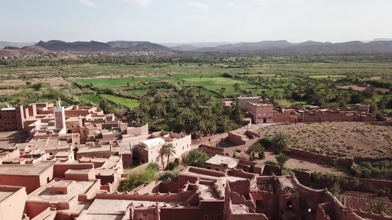 Drone luftfoto af Taourirt Kasbah i Ouarzazate, en af Marokkos mest ikoniske ørkenfæstninger, der fremviser traditionel arkitektur, kulturarv og oaselandskaber