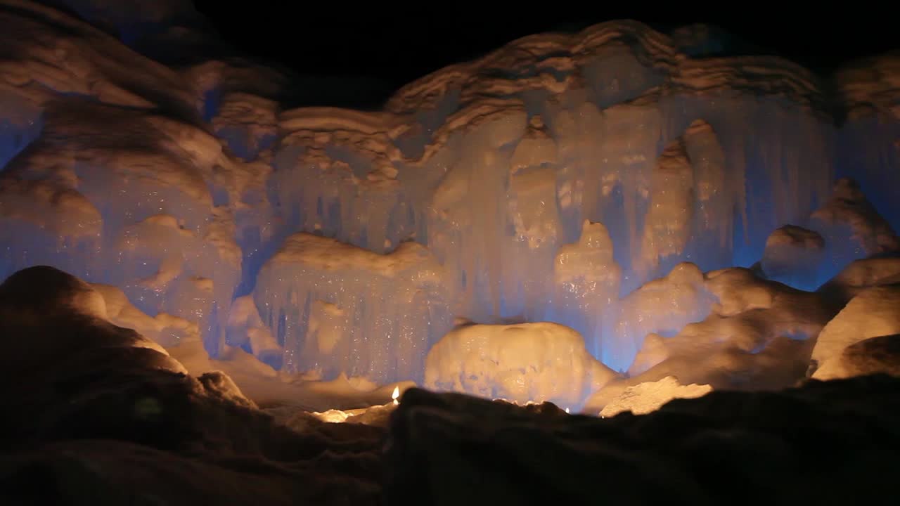 fuego y hielo en una cueva de hielo