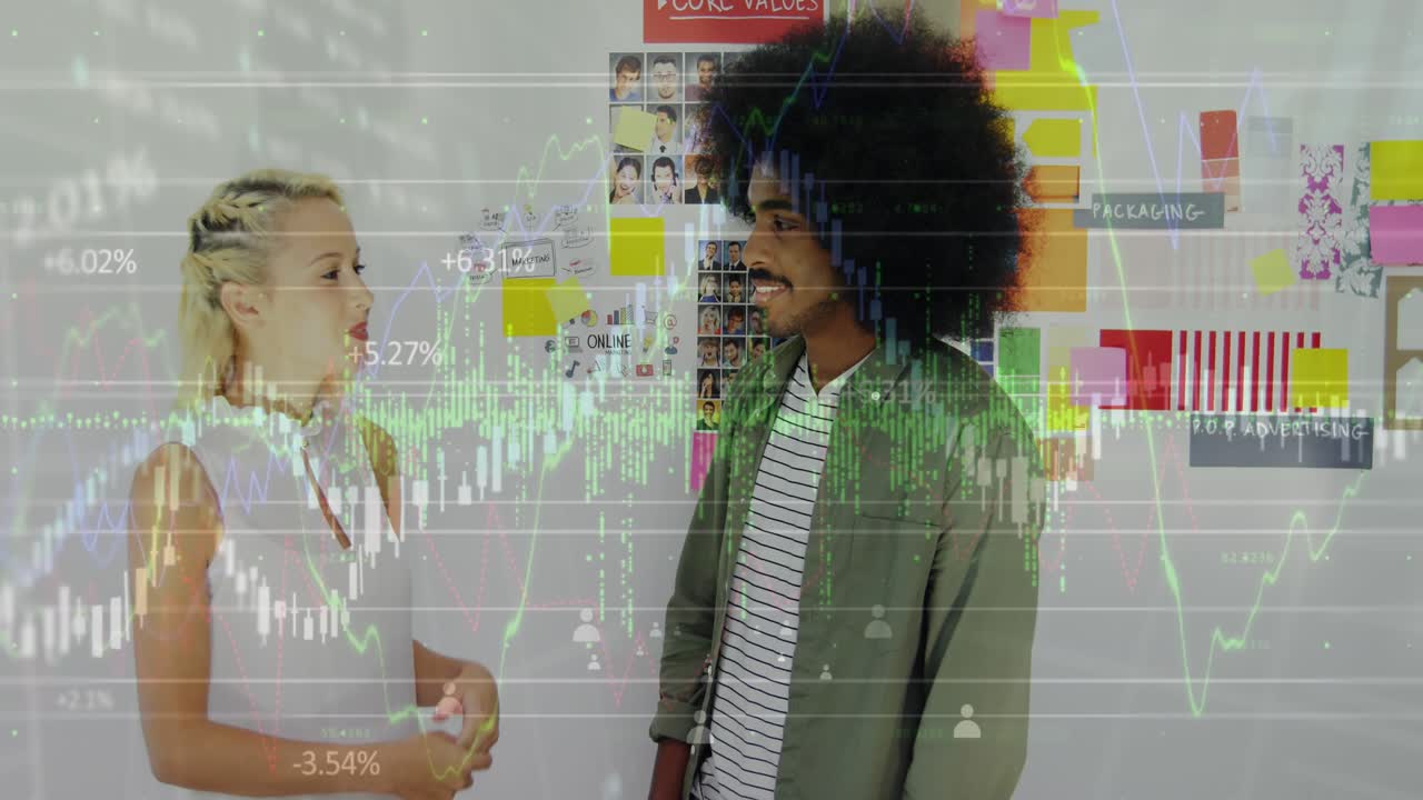Animasjon av finansdata som behandles over forskjellige forretningsfolk på kontoret