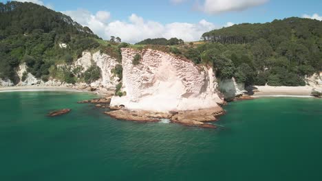 Vuelo-De-Drones-Alrededor-De-Los-Acantilados-Rocosos-Del-Coromandel