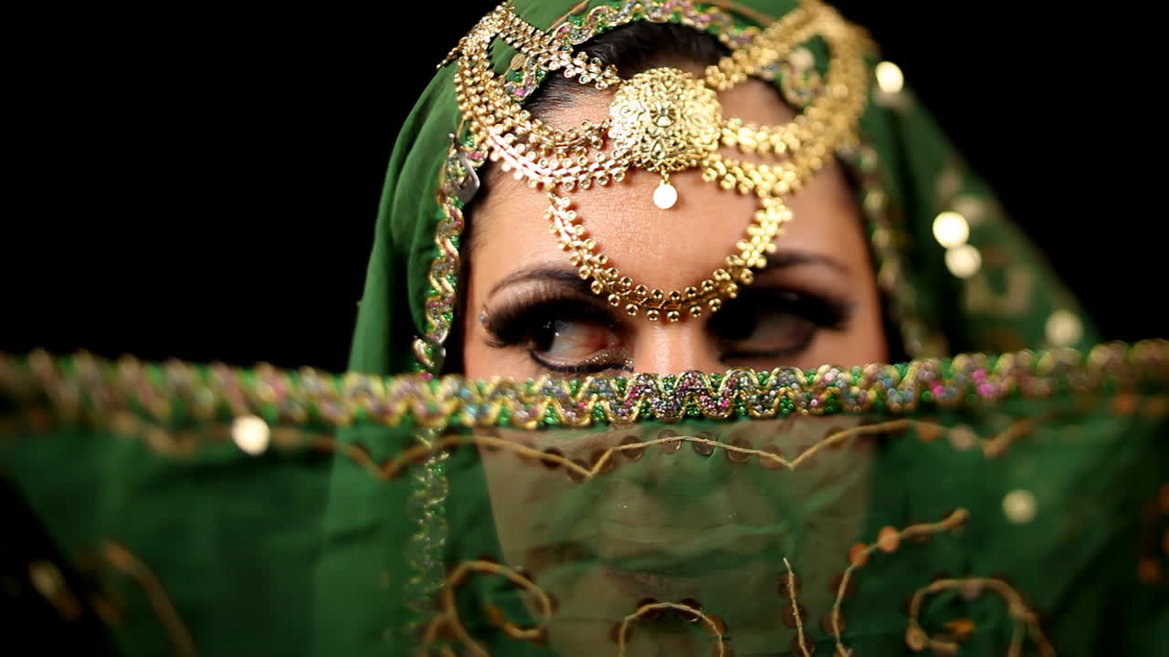 танцовщица в традиционной одежде 20