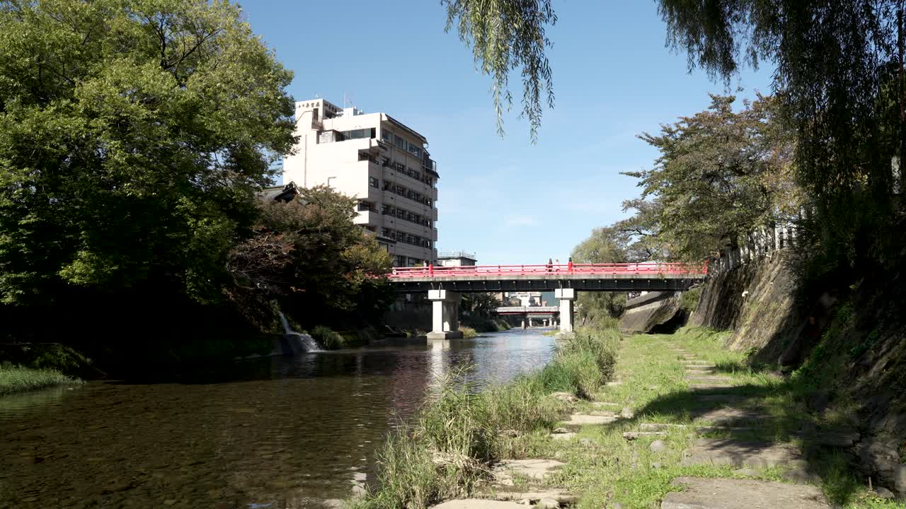 vista pintoresca al lado del río miyagawa con el puente nakabashi en el fondo