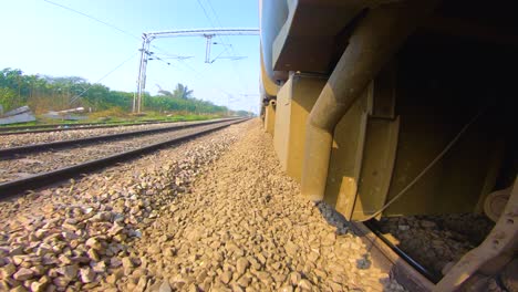 vía férrea vista desde un viaje en tren en india-12
