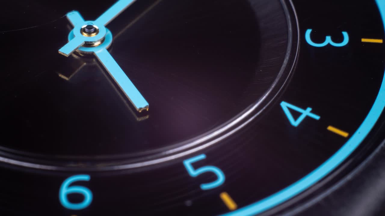 lapso de tiempo. las agujas azules del reloj están girando. macro. concepto de tiempo