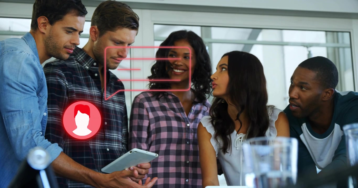 Equipo trabajando en una tablet con un icono de usuario rojo que aparece y luego se mueve entre ellos para obtener información de negocios.