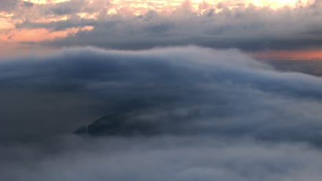 Ein-Blick-Auf-Die-Sonne-Durch-Die-Wolken-Aus-Einem-Flugzeugfenster-Bei-Sonnenuntergang-Oder-Sonnenaufgang